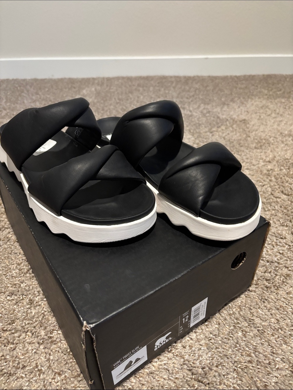 Sorel Sz 12 Black Padded X-Strap Slides. White footbed w/ Yellow on heel. Cute!